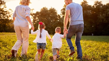 Se schimbă regulile pentru familiile cu copii! Mamele pierd un drept important 
