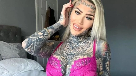 Pasiune dusă la extrem! Și-a tatuat toate zonele intime, inclusive labiile!
