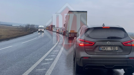 Trafic de coşmar la Podu Iloaiei. Coada de maşini se întinde pe mai mulţi kilometri