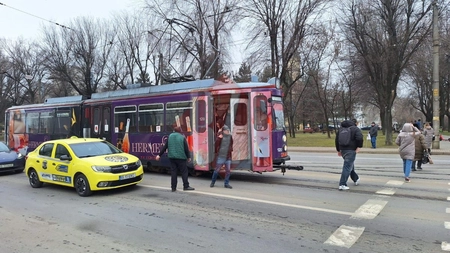 Blocaj pe ruta Târgu Cucu - Piața Unirii: Tramvaiul 8 a dat peste cap traficul din Iași - UPDATE