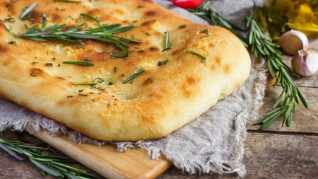 Cum să prepari focaccia cu usturoi și ierburi aromatice. Preparatul culinar care te va cuceri!