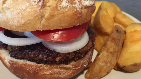 A început Postul Paștelui 2025: Cât costă un burger vegetarian, o ciorbă de legume sau un meniu chinezesc