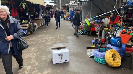 Comercianții de la Bazar s-au răzvrătit împotriva directorului Vasile Tiron. Oamenilor le-a ajuns cuțitul la os: „Plătim mii de lei și nu avem servicii de curățenie sau pază”