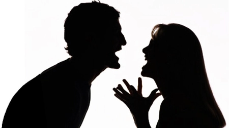Doi tineri au divorțat după șapte ani de căsătorie și acum se ceartă pe avere. El susține că a contribuit cu mai mulți bani, ea vrea acum jumătate