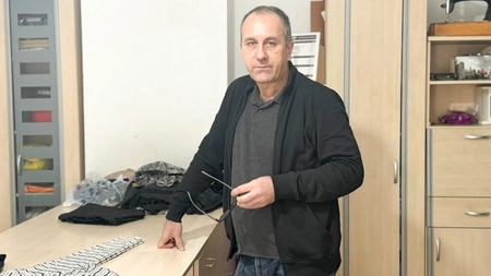 Gabi Bârlădeanu este croitorul care a creat zeci de costume pentru artiștii Teatrului Național din Iași, iar acum are propria sa afacere