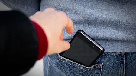 Atenție la buzunare! Un bărbat din Iași a rămas fără telefon, imediat după ce a ieșit dintr-un magazin