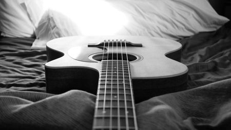 „Two drifters, off to see the world” – Audrey Hepburn, magia unui film și sunetul unei chitare acustice