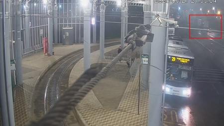 Momentul producerii accidentului rutier de pe Calea Chișinăului, surprins de camere! Tânărul de 18 ani a intrat frontal într-un TIR