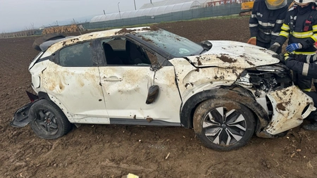 Accident rutier la Pașcani! Un autoturism a ajuns pe câmp - UPDATE