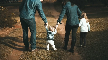 Ajutor financiar pentru familiile din România! Ce trebuie să facă părinții pentru a primi banii