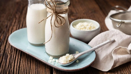 Cât kefir se bea pe zi? De ce este unul dintre cele mai bune lactate pentru digestia ta
