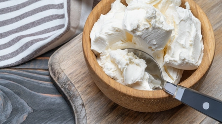 Ce este mascarpone și cum se deosebește de alte brânzeturi? Iată cum o poți prepara chiar la tine acasă!