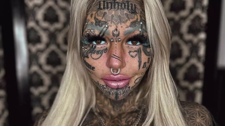 Cea mai tatuată femeie din Australia dezvăluie ce ascunde sub haine! Puțin a fost lăsat imaginației!