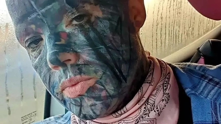 Este „cea mai tatuată mamă” și nu mai poate ieși din casă! „Oamenii mă privesc și se sperie!”