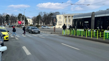 Aici se află una dintre cele mai periculoase treceri de pietoni din Iași! Deși semafoarele sunt montate, acestea nu funcționează