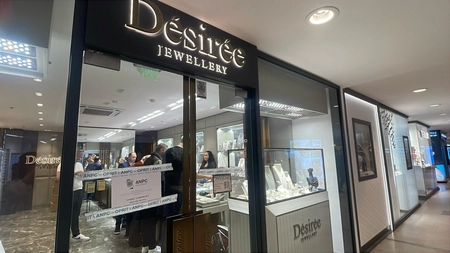 Comisarii ANPC au confiscat de la magazinul de bijuterii Desiree Jewellery peste 4 kilograme de aur și peste 90 de inele cu diamant! „Brățările conțineau și alt metal”