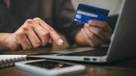 Oferta care îi face pe români să își piardă economiile din conturi! Totul pornește de la o taxă de 9,95 lei