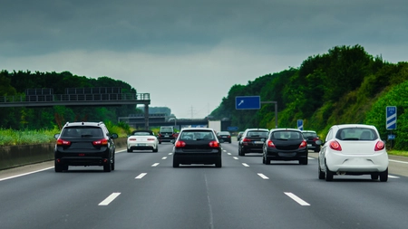 Există vreo excepție de la regula depășirii pe partea stângă. Ce prevede Codul Rutier și care sunt obligațiile conducătorilor auto