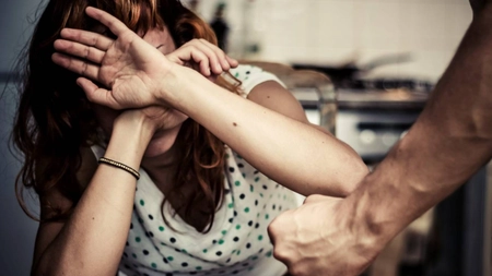 Un tânăr din Republica Moldova a ajuns în fața judecătorilor ieșeni, după ce și-a lovit concubina. Femeia îi cere daune de peste 10.000 de euro