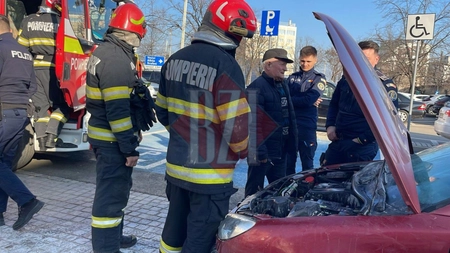 Mașină cuprinsă de flăcări în parcarea Golia. Pompierii ieșeni au intervenit de urgență