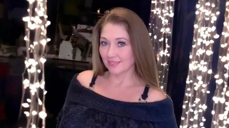 A fost îndrumată de iubitul mai tânăr să facă OnlyFans! El e cu 20 de ani mai mic!
