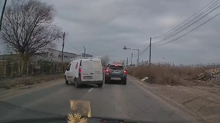 Manevre periculoase la intrarea în Iași! Iată ce au putut face doi șoferi când bariera de la calea ferată era coborâtă: „Zilnic se întâmplă la fel”
