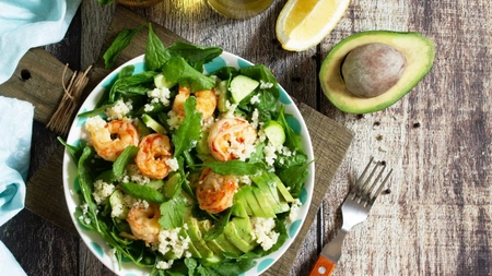 Salată de avocado cu creveți! Iată de ce să consumi mai des aceste crustacee marine!