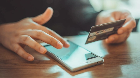 O nouă metodă de fraudă în România! Alertă pentru cei cu card bancar și telefon mobil de ultimă generație