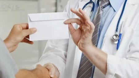 Doi medici ginecologi din Giurgiu, trimiși în judecată după ce au luat mită pentru o intervenție chirurgicală