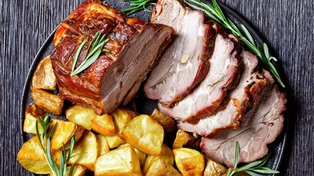 Cum se prepară mușchiulețul de porc la cuptor? Cum să pui hârtia de copt pentru a obține un preparat fraged și gustos