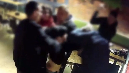 Au vrut cu orice preț să îi execute la petrecerea de Revelion! Doi tineri din județul Iași au fost înjunghiați și au fost lăsați să zacă într-o baltă de sânge 