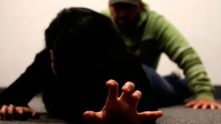Un tânăr din Iași a furat o sticlă de bere dintr-un bar, iar mai apoi a lovit cu sălbăticie angajata