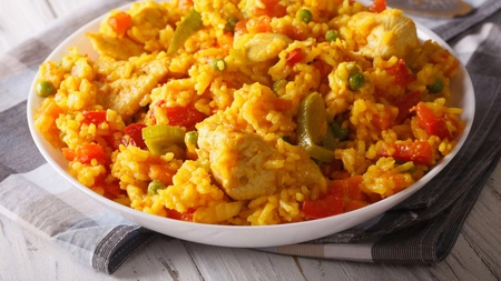 Reteță delicioasă de Paella cu pui și legume