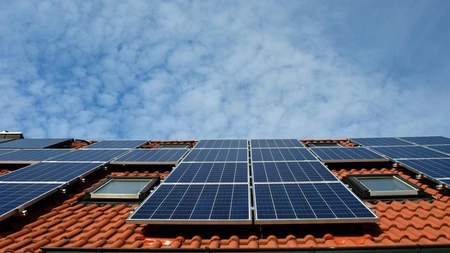 Primăria Dobrovăț cheltuie peste 500.000 de lei pentru achiziționarea unor panouri solare! Licitația a fost lansată