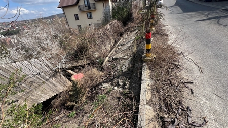 Pericol uriaș pe strada Fundac Socola! Primăria Iași promite că repară drumul, alocă bani, dar nu face nimic. „Trebuie să trec prin curtea vecinului ca să ajung la mine”