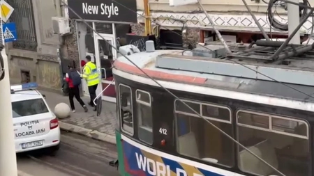 O tânără din Iași a fost agresată de un bărbat de 64 de ani în tramvai! Polițiștii au oprit vagonul în mijlocul străzii pentru a-l reține pe individ: „A scos cuțitul imediat”