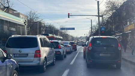 Fenomen scăpat de sub control, la Iași! Toate străzile din oraș sunt pline de mașini parcate neregulamentar: „Suntem depășiți de situație”