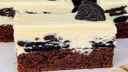 Rețeta delicioasă de prăjitura cu biscuiți oreo și budincă de ciocolată