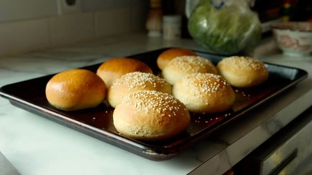 Rețetă de chifle pentru burger. Două variante delicioase și pufoase
