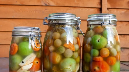 Rețeta bunicii cu gogonele verzi pentru iarnă. Două variante delicioase pentru a pregăti murăturile