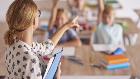 Se măresc salariile profesorilor din învățământul primar! Câți bani în plus vor primi aceștia