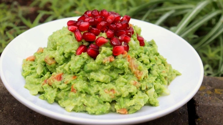 Salata de avocado cu roșii și ceapă. Una dintre cele mai gustoase și sănătoase rețete de mic dejun