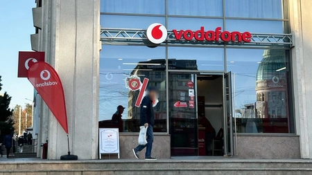 Atenție ce semnați! Un ieșean a plătit degeaba, timp de 2 ani, un abonament la Vodafone. În zadar a încercat clientul să rezilieze contractul