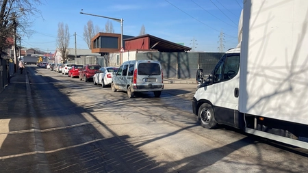 Un semafor din Iași pune la grea încercare nervii șoferilor! Cozile de autoturisme se întind pe kilometri. „Am stat și câte 2 ore aici”