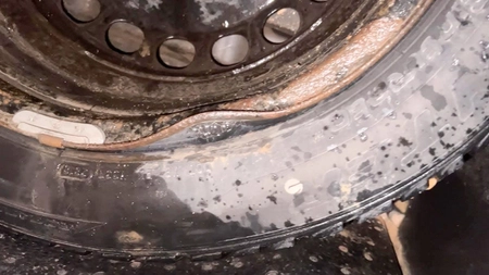 Dezastru pe o stradă din Iași! Mai mulți șoferi și-au rupt jantele la mașini din cauza gropilor de pe carosabil: „A trebuit să schimb roțile de pe partea dreaptă”