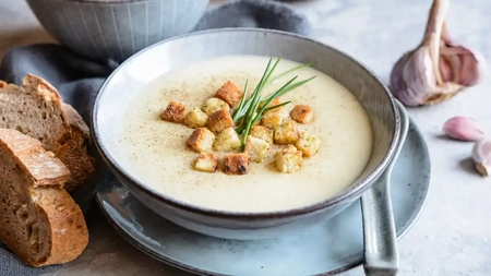 Cea mai delicioasă rețetă de supă cremă cu usturoi copt. Cum se prepară și ce ingrediente ai nevoie