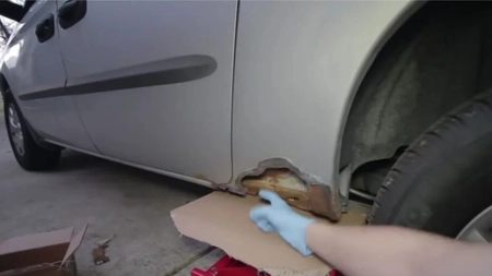 Cum se maschează tabla mâncată de rugină la o mașină second hand! Așa sunt păcăliți românii de samsari
