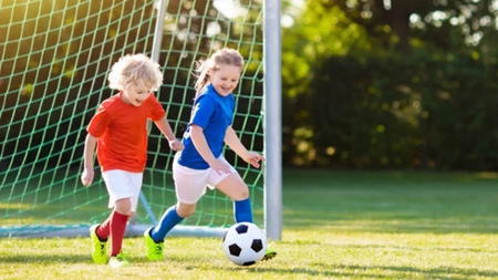 Un teren de sport va fi amenajat într-o comună din Iași! Trei firme vor contractul de peste 2 milioane de lei