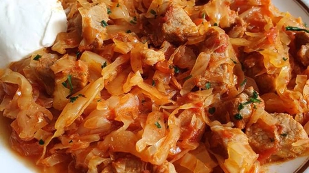Cea mai delicioasă rețetă de varză murată călită cu carne de porc la cuptor. O rețetă inedită și plină de gust