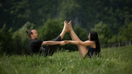 Poziții de yoga în doi: drumul spre armonie şi echilibru